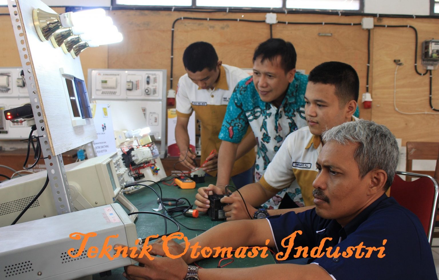 Teknik Otomasi Industri (TOI) - SMK Negeri 1 Cerme Gresik